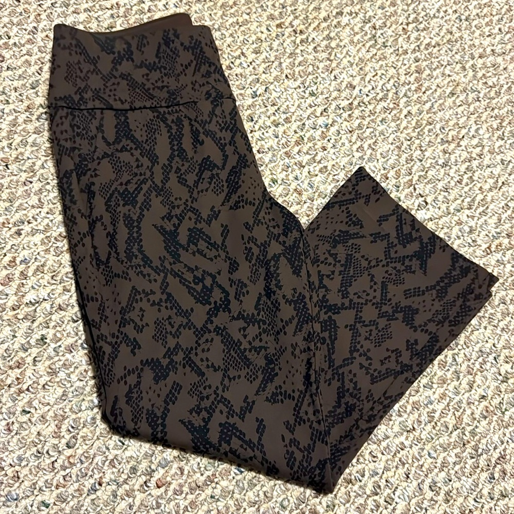 💙Cabi snake print pattern, black and brown boot cut pants size M